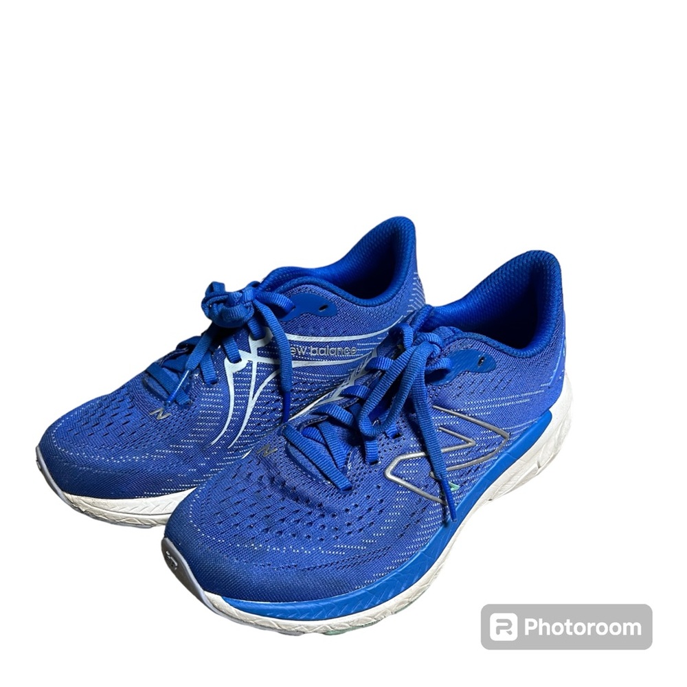 👟NEW BALANCE: Boy’s size 4, royal blue running sneakers w/laces, preowned.